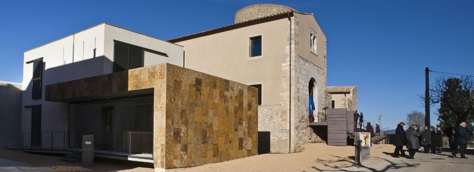 Sala de Lectura Josep Coderch i al cantó  el Castell Palau de l’Abat